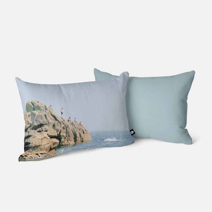 Boys on the rock 베개 커버 이미지