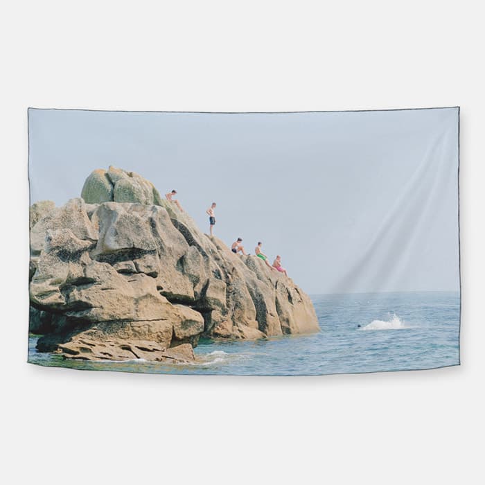 Boys on the rock 쉬폰 패브릭 포스터 이미지