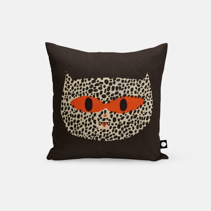 spotted cat portrait 쿠션 커버 이미지