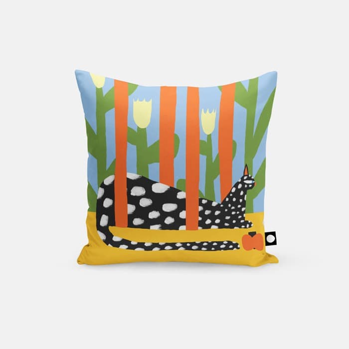 Cat with a chair 쿠션 커버 이미지