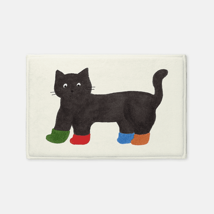 wear different shoes 발매트 이미지