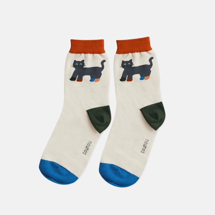 wear different shoes 양말 이미지