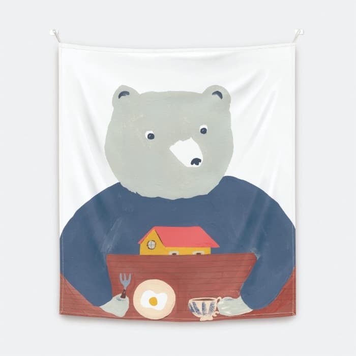 Bear with egg 패브릭 포스터 대형 이미지