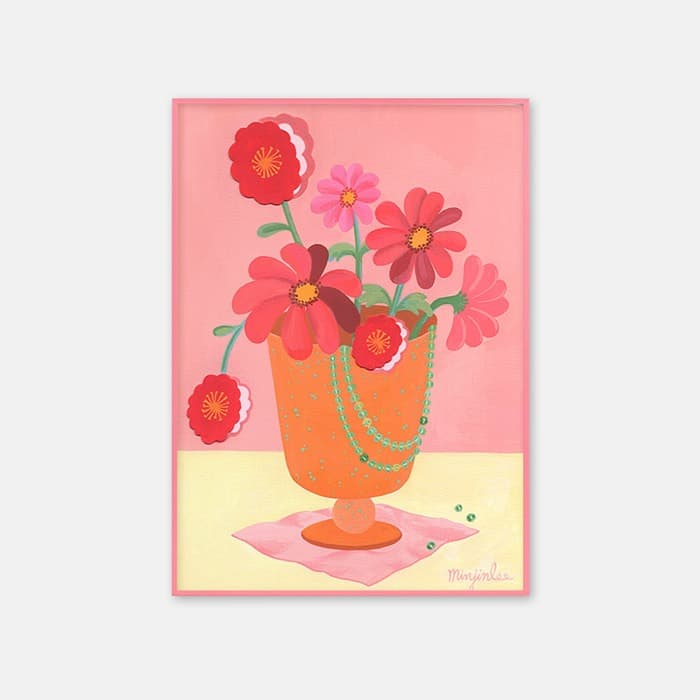 [NEW] 오렌지 화병과 옥색 목걸이 포스터 이미지