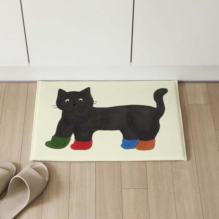 wear different shoes 발매트 이미지