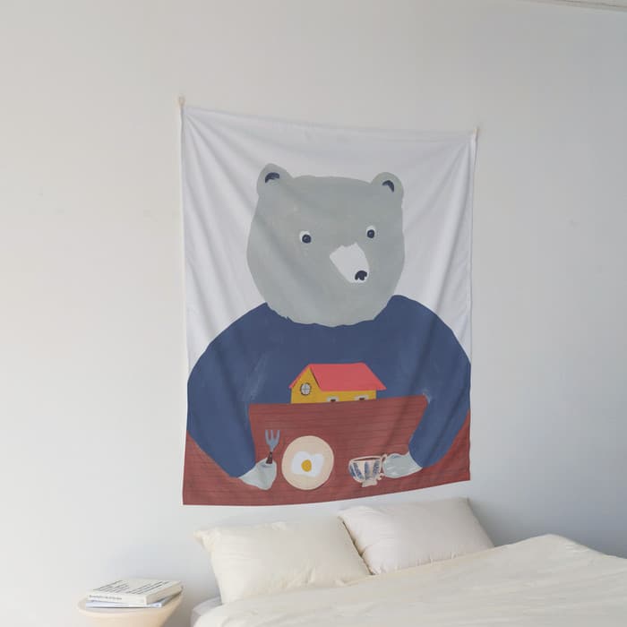 Bear with egg 패브릭 포스터 대형 이미지
